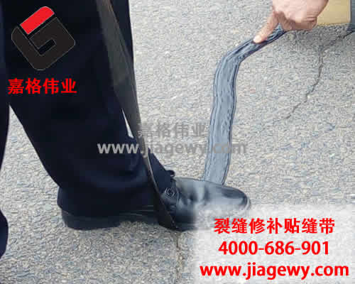 戰(zhàn)狼精神,道路養(yǎng)護(hù)工人,瀝青貼縫帶,修補(bǔ)道路裂縫