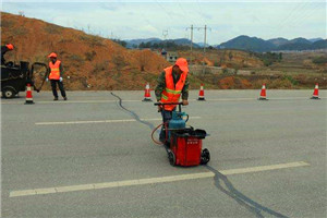 水泥混凝土道路路面的伸縮縫需要灌縫什么樣的瀝青材料呢？
