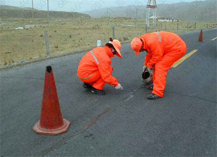 公路裂縫修補用的防水油膏和灌縫瀝青區(qū)別在哪里？